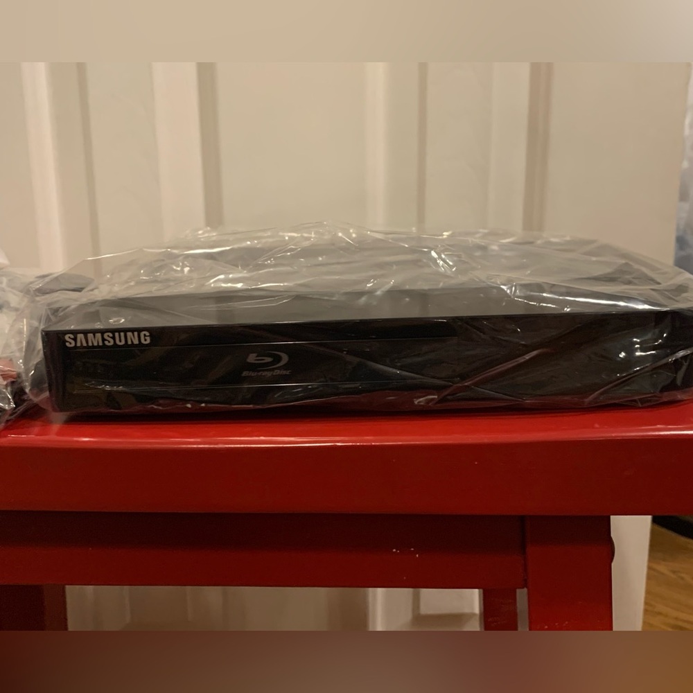 Samsung Refurbished Blueray DVD BD (FM57C) with remote control and wires